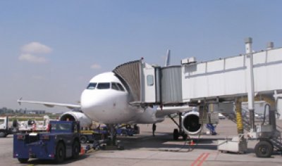 LAN insiste ante la Justicia para poder utilizar el servicio de mangas en aeropuertos argentinos
