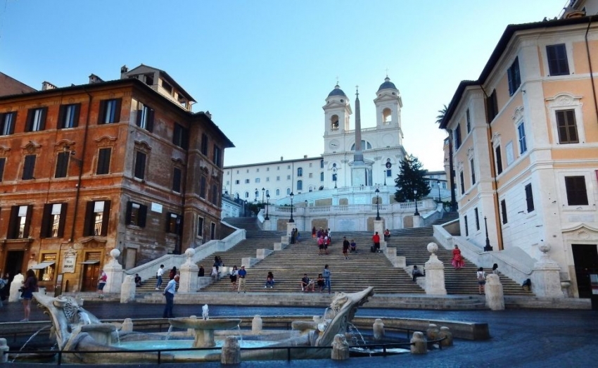 Roma va en serio contra el turismo: 250&euro; por sentarse en las escaleras