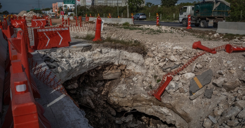 Un deslizamiento en un sitio de construcci&oacute;n del Tren Maya, antes de que la ruta fuera modificada para atravesar la selva, en Playa del Carmen, M&eacute;xico