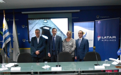Director Nacional de Turismo Carlos Fagetti; Gerente General del Aeropuerto de Carrasco Diego Arrosa; Ministra de Turismo Liliam Kechichian; Gerente General de Latam Uruguay Javier Mac&iacute;as.
