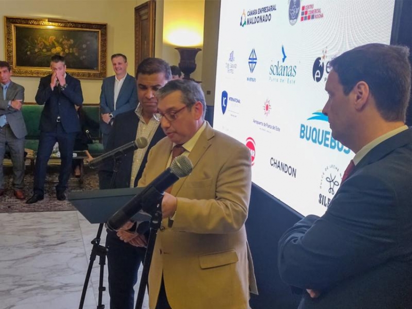Carlos Enciso recibe plaqueta de agradecimiento