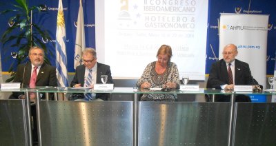 Francisco Rodriguez, Presidente del Comit&eacute; Organizador del Congreso; Luis Borsari, Presidente de la CAMTUR; Lili&aacute;m Kechichi&aacute;n, Ministra de Turismo; Cr. Juan Mart&iacute;nez Escrich, Presidente de AHRU.