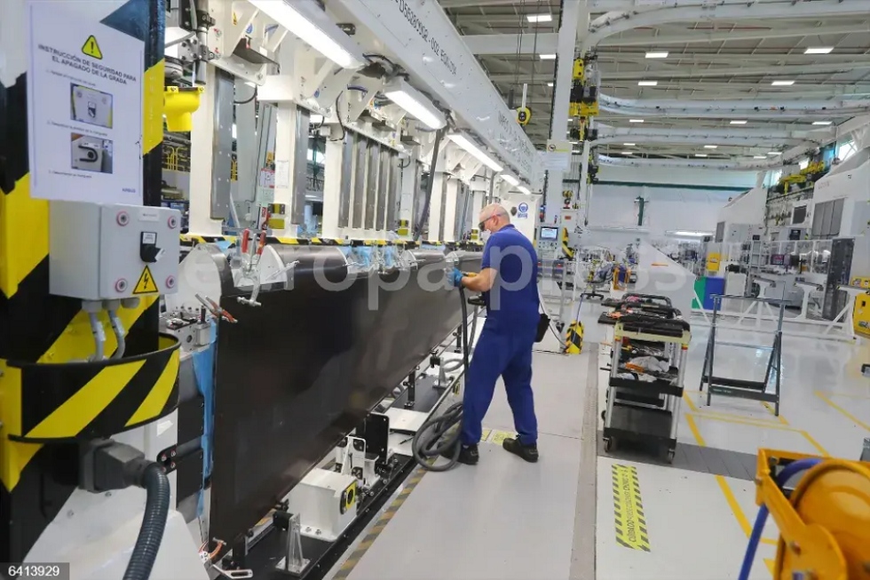 Un trabajador en la l&iacute;nea de producci&oacute;n de los timones de altura del estabilizador horizontal trasero del A320 que se construye en Airbus C&aacute;diz.