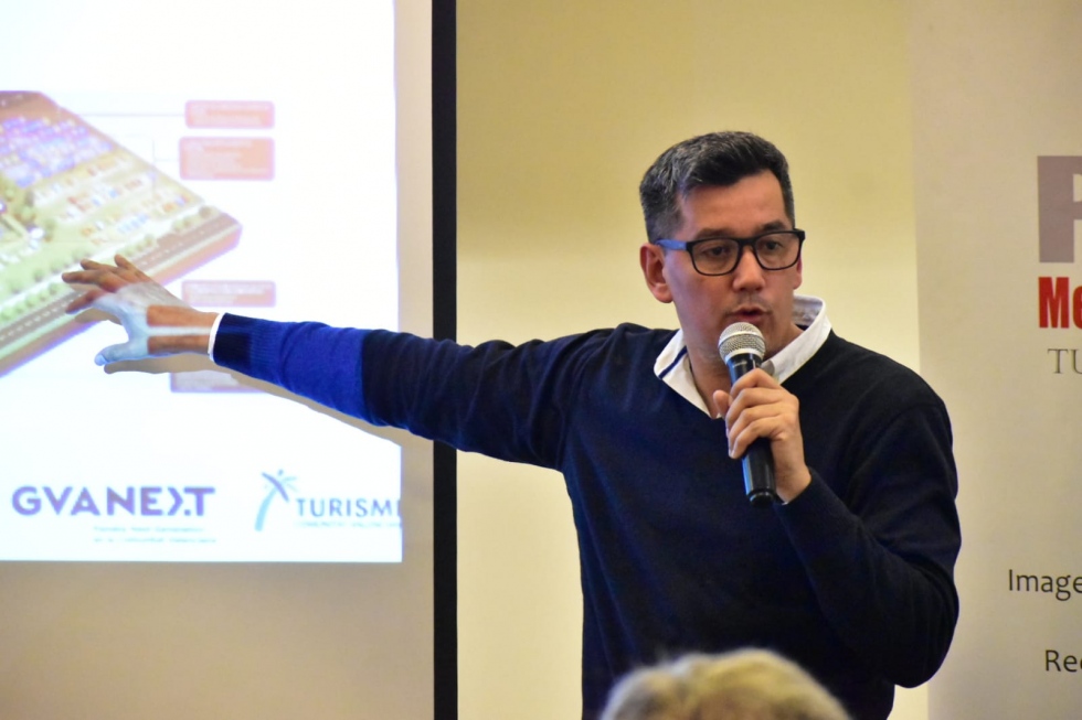 "Hacia la construcci&oacute;n de un Sistema de Inteligencia Tur&iacute;stica en Uruguay" present&oacute; Claudio Quintana