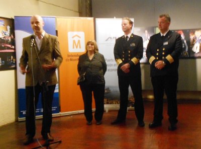 Antonio Car&aacute;mbula, Subsecretario de Turismo; Mar&iacute;a Sara Ribero, Intendenta (i) de Montevideo;  buque Zaandam, Capitanes Wouter van Hoogdalem y Robert Vlaardingerbroek.
