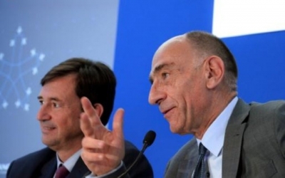 Jean-Marc Janaillac (D), presidente ejecutivo del grupo Air France-KLM, presenta su plan 'Trust Together' en la ciudad francesa de Saint-Denis, el 3 de noviembre de 2016, junto al nuevo director general de Air France, Franck Terner (I)