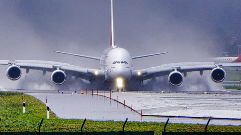 Emirates pide disculpas por un caos con 200 mil afectados