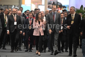 El presidente del Senado, Pedro Roll&aacute;n; el alcalde de Madrid, Jos&eacute; Luis Mart&iacute;nez-Almeida; la Reina Letizia; el Rey Felipe VI y el presidente de IFEMA, Jos&eacute; Vicente de los Mozos