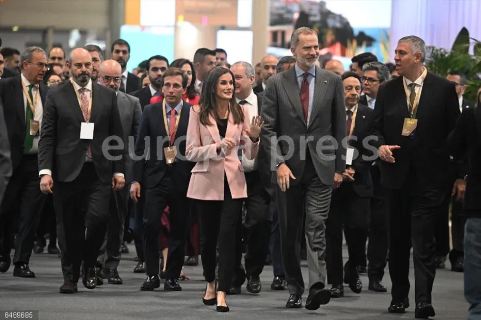 El presidente del Senado, Pedro Roll&aacute;n; el alcalde de Madrid, Jos&eacute; Luis Mart&iacute;nez-Almeida; la Reina Letizia; el Rey Felipe VI y el presidente de IFEMA, Jos&eacute; Vicente de los Mozos