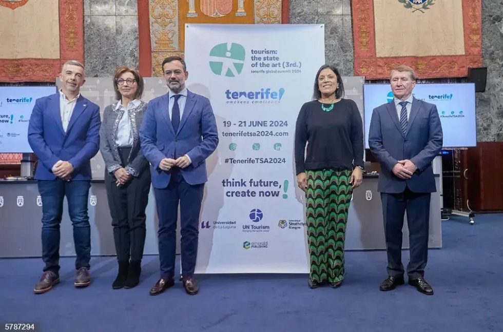 Foto de familia tras la presentaci&oacute;n del Tenerife Global Summit 2024