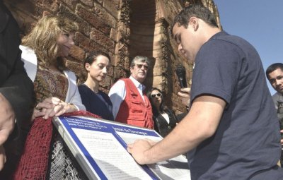 Carlos Mor&iacute;nigo, integrante del Centro de Formaci&oacute;n Integral para personas ciegas y con baja visi&oacute;n de Encarnaci&oacute;n, se encarg&oacute; de la lectura de uno de los carteles en Braille.