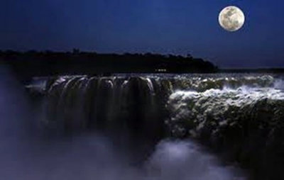 Cataratas: Otro paseo a la luz de la luna que dej&oacute; maravillados a turistas de todo el mundo