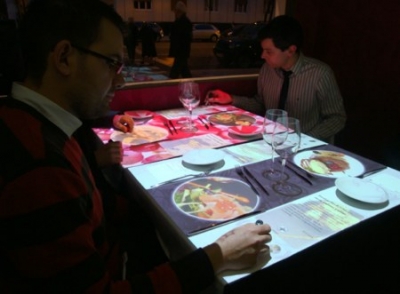 La mesas interactivas del restaurante Eatperience, en Madrid, permiten ver reflejados los platos de la carta como si fuera un mantel- Laura Garrido