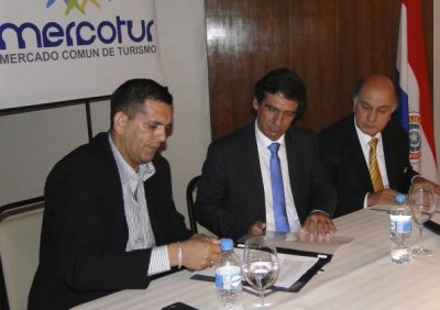 Nery Jara, presidente de la Junta Municipal de Ciudad del Este, firma el convenio. A su lado, el alcalde de Punta del Este, Mart&iacute;n Laventure, y Derlis Esteche, de Fundapueblos. 