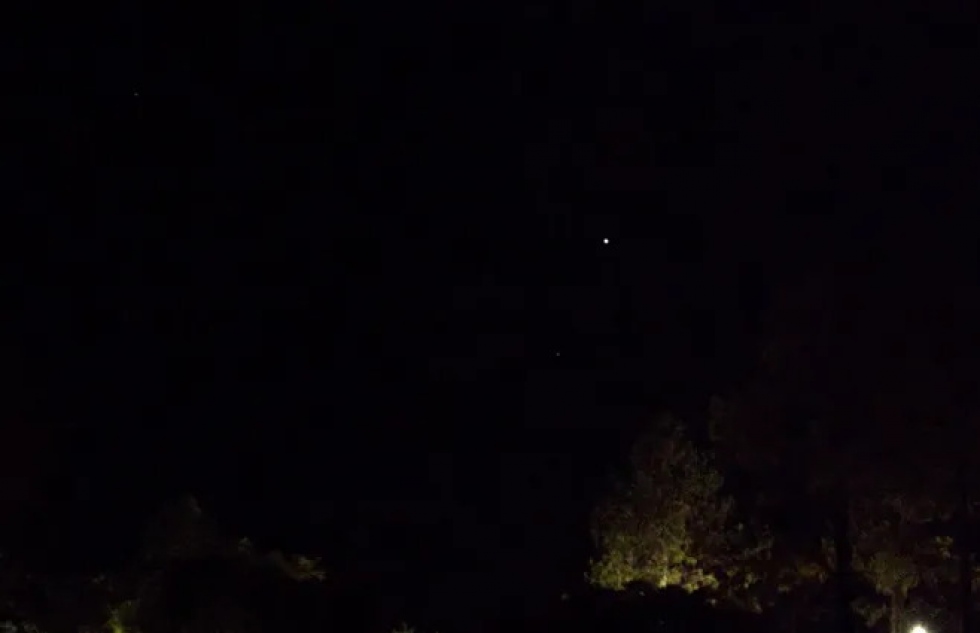Luces en el cielo nocturno de Paysand&uacute;. Captura de video publicado en Youtube el 31 de enero de 2023.