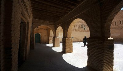 Tozeur se encuentra en un lugar estrat&eacute;gico, muy cerca del desierto del S&aacute;hara y tambi&eacute;n del lago salado de Chott El Jerid. Dos paisajes incomparables que bien merecen una visita. Se trata de una localidad con mucho encanto, no s&oacute;lo por ser el mayor oasis de T&uacute;nez. 