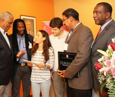 John Lynch, Director de Turismo (primero, izq.) saluda a Craig Greiner (cuarto, izq.), el visitante n&uacute;mero dos millones a Jamaica y a su esposa Alexis (tercera, izq.) al llegar al Aeropuerto Internacional Sangster el domingo, 29 de diciembre de 2013. Tambi&eacute;n participaron en la recepci&oacute;n: el H. Damion Crawford (segundo, izq.), Ministro de Estado en el Ministerio de Turismo y Entretenimiento, el H. Dr. Wykeham McNeill (quinto, izq.), Ministro de Turismo y Entretenimientoy su excelencia, el alcalde de Montego Bay, concejal Glendon Harris. 