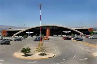 El Alto, aeropuerto de La Paz, a 4.200 metros sobre el nivel del mar. Luego de arribar a &eacute;l, para bajar a los 3.600 metros de la capital, se recorre un panor&aacute;mico camino en descenso.