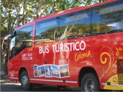 Bus tur&iacute;stico en Colonia. Modernas unidades salen con regularidad 