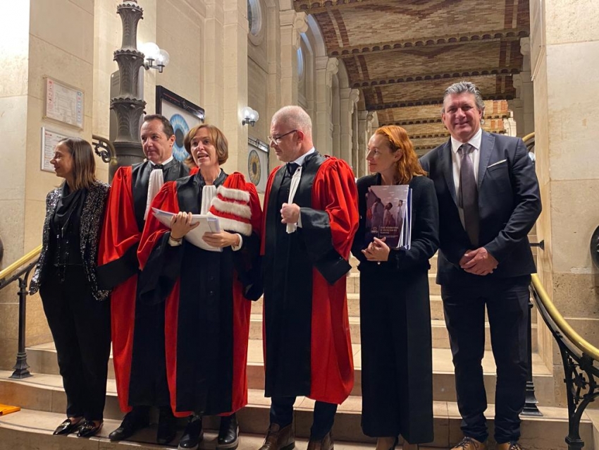 La entrega de diplomas del M&aacute;ster en Derecho del Turismo con Julio Facal y la directora del posgrado Laureance Jegouzo