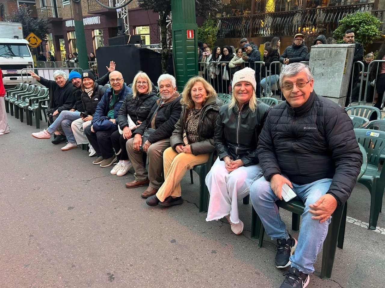 Esperando el desfile, en familia con amigos.