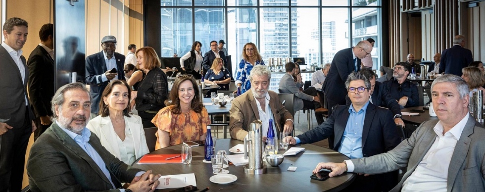 Los representantes de IFEMA MADRID, C&aacute;mara de comercio y Comunidad de Madrid sentados en una mesa durante la presentaci&oacute;n de FITUR en Miami.