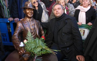 El artista pl&aacute;stico Alberto Morales Saravia junto a su obra.