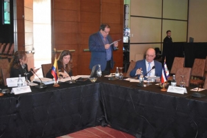Creemos que esta imagen simboliza el &eacute;xito de FIEXPO desde su origen en 2008. Arnaldo y Vivian Nardone y Sergio Baritussio con Carolina Adano, supervisan todo minutos antes de comenzar el Foro Pol&iacute;tico. Dicen que el ojo del amo engorda al ganado y esto demuestra que es verdad