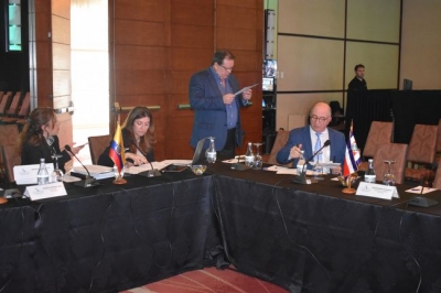 Creemos que esta imagen simboliza el &eacute;xito de FIEXPO desde su origen en 2008. Arnaldo y Vivian Nardone y Sergio Baritussio con Carolina Adano, supervisan todo minutos antes de comenzar el Foro Pol&iacute;tico. Dicen que el ojo del amo engorda al ganado y esto demuestra que es verdad