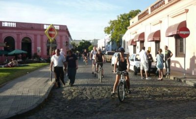 Colonia tiene la mitad de turistas