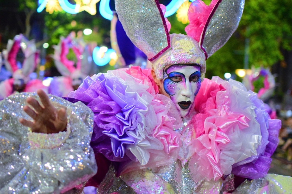 El carnaval uruguayo comenz&oacute; con todo el colorido