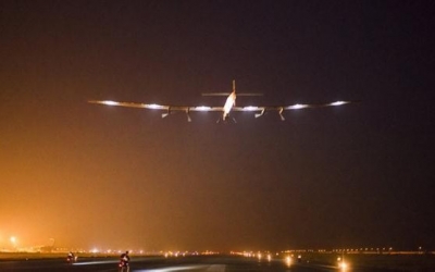 Un avi&oacute;n solar dio la primera vuelta al mundo sin combustible