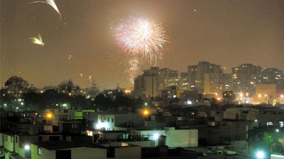  Aeropuerto Internacional Jorge Ch&aacute;vez, Pirot&eacute;cnicos, Navidad 2011. La visibilidad vio reducida de mil metros a 450 a causa de humo.