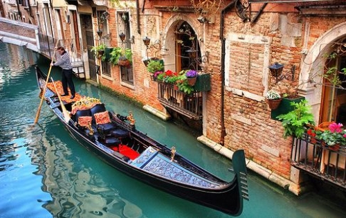 Dicen que cantar "O Sole Mio" en una g&oacute;ndola deshonra a Venecia