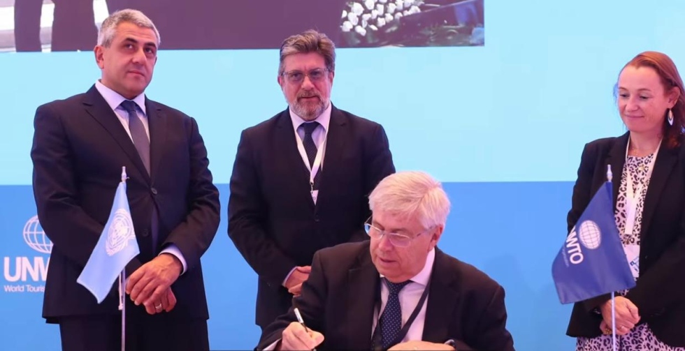 Octubre de 2023, en Samarcanda, Uzbequist&aacute;n, Tabar&eacute; Viera signa el compromiso rodeado de Zurab Pololikashvili, Ignacio Curbelo y Alicia G&oacute;mez Alapont