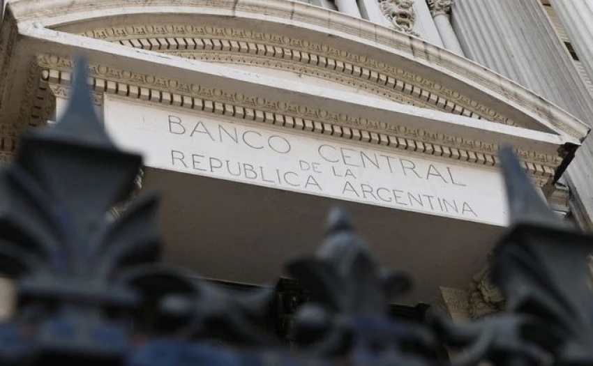 A partir de ma&ntilde;ana, la compra de d&oacute;lares y las transferencias al exterior requerir&aacute;n autorizaci&oacute;n del Banco Central argentino