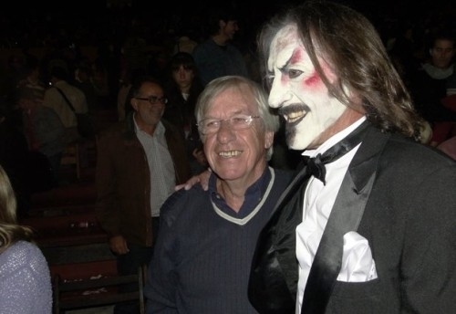 "El Flaco" Ra&uacute;l Castro, l&iacute;der de Falta y Resto con el hincha m&aacute;s famoso de la murga: el Vicepresidente Danilo Astori. Foto: www.montevideo.com.uy
