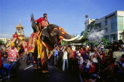 Tailandia da la bienvenida al a&ntilde;o 2.557 con el Songkran