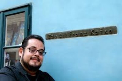 El gnomo azul de Travelocity se pinta de amarillo