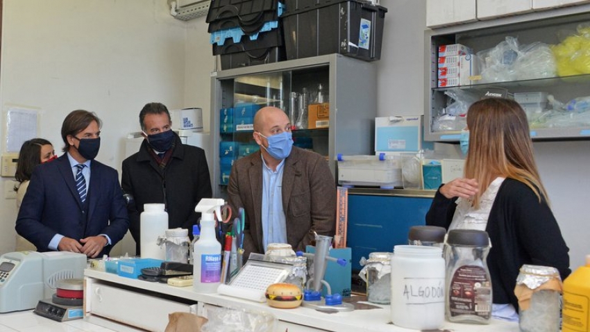 El presidente uruguayo Luis Lacalle Pou particip&oacute; de la presentaci&oacute;n de kits de diagn&oacute;stico de COVID-19 desarrollados por cient&iacute;ficos de Universidad de la Rep&uacute;blica, el 30 de abril pasado. En la imagen, el mandatario conversa con los cient&iacute;ficos Gonzalo Moratorio y Pilar Moreno, y con el ministro de Salud, Daniel Salinas 