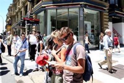 Muchos turistas extranjeros son aconsejados a cambiar sus d&oacute;lares al "blue".