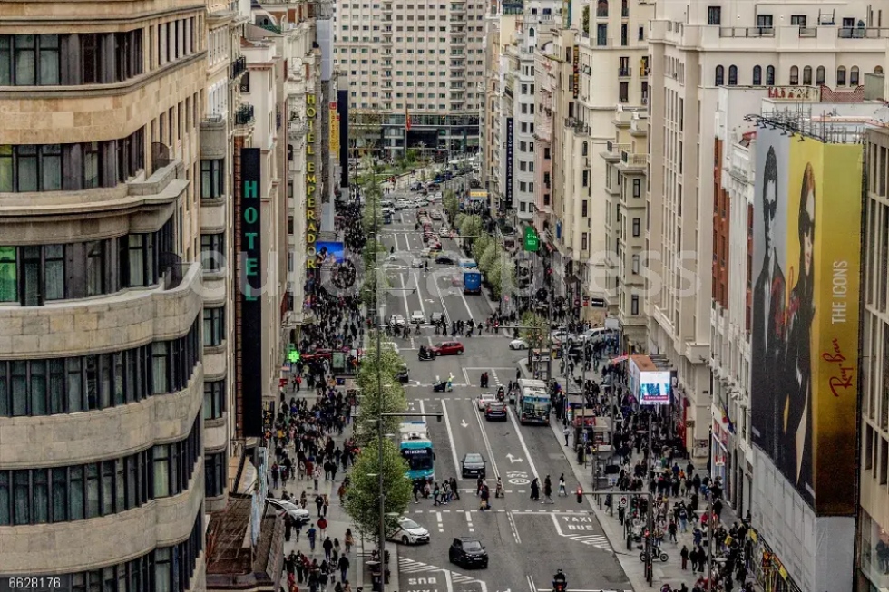 La calle Gran V&iacute;a, a 6 de abril de 2025, en Madrid (Espa&ntilde;a).
