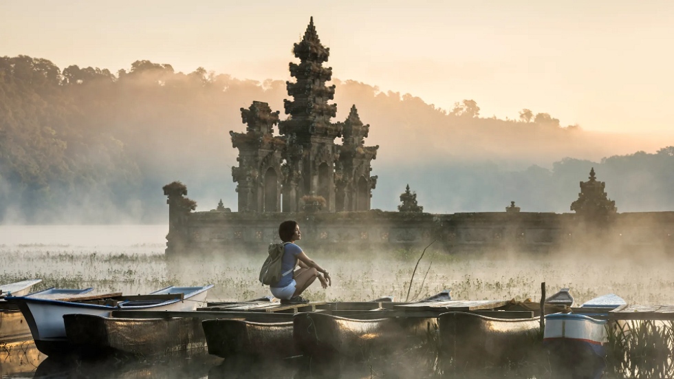 Mujer en el templo Tamblingan en Bali.