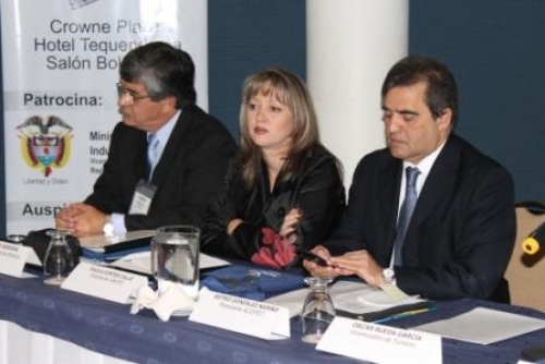 Compartiendo el panel con la Presidenta de ANATO, Paula Cort&eacute;s Calle y con el Viceministro de Tursmo, Oscar Rueda Garc&iacute;a