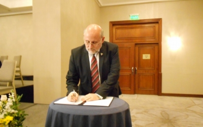 El Presidente de la C&aacute;mara Uruguay de Turismo, Juan Mart&iacute;nez Escrich firma el acta fundacional de la Confederaci&oacute;n de C&aacute;mara Empresariales este lunes en el Sheraton.