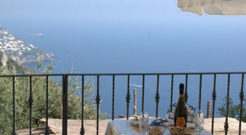 Esta es la terraza de La Selva Santa, el Bed &amp; Breakfast en Montepertuso, "arriba" de Positano, donde nos alojamos para disfrutar la costa amalfitana, pagando por tres noches, un poco m&aacute;s de la mitad de lo que los hoteles de "abajo" cobran por una sola.