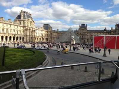 El Louvre, con la caprichosa pir&aacute;mide de Miterrand