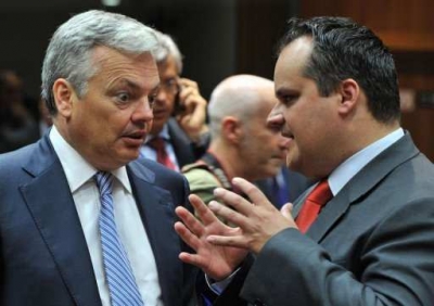  El ministro holand&eacute;s de Finanzas, Jan Kees de Jager (derecha), dialoga con su hom&oacute;logo belga, Didier Reynders, antes de la reuni&oacute;n de la Uni&oacute;n Europea de este martes 12 de julio en Bruselas.