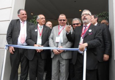 Nunca hab&iacute;amos visto un corte de cinta sin la presencia de autoridades oficiales. Roque Baudean (ENCOTUR); Sergio Ba&ntilde;ales (AUDAVI); Alavro Gimeno (UAVI) y Fernando Camb&oacute;n, Presidente del Comit&eacute; Organizador, cortan la cinta, enhiestos, sonrientes, mientras se divisa detr&aacute;s de ellos a Juan Mart&iacute;nez, (AHRU) y Luis Borsari (CAMTUR). No est&aacute; en la foto pero estuvo, Walter Sobrero (CIHTU) y todo el empresariado dijo presente. Vergonzosa actitud oficial.
