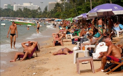 Turistas extranjeros disfrutan de un d&iacute;a de playa en Pattaya, destino tur&iacute;stico en la provincia de Chonburi, en Tailandia.